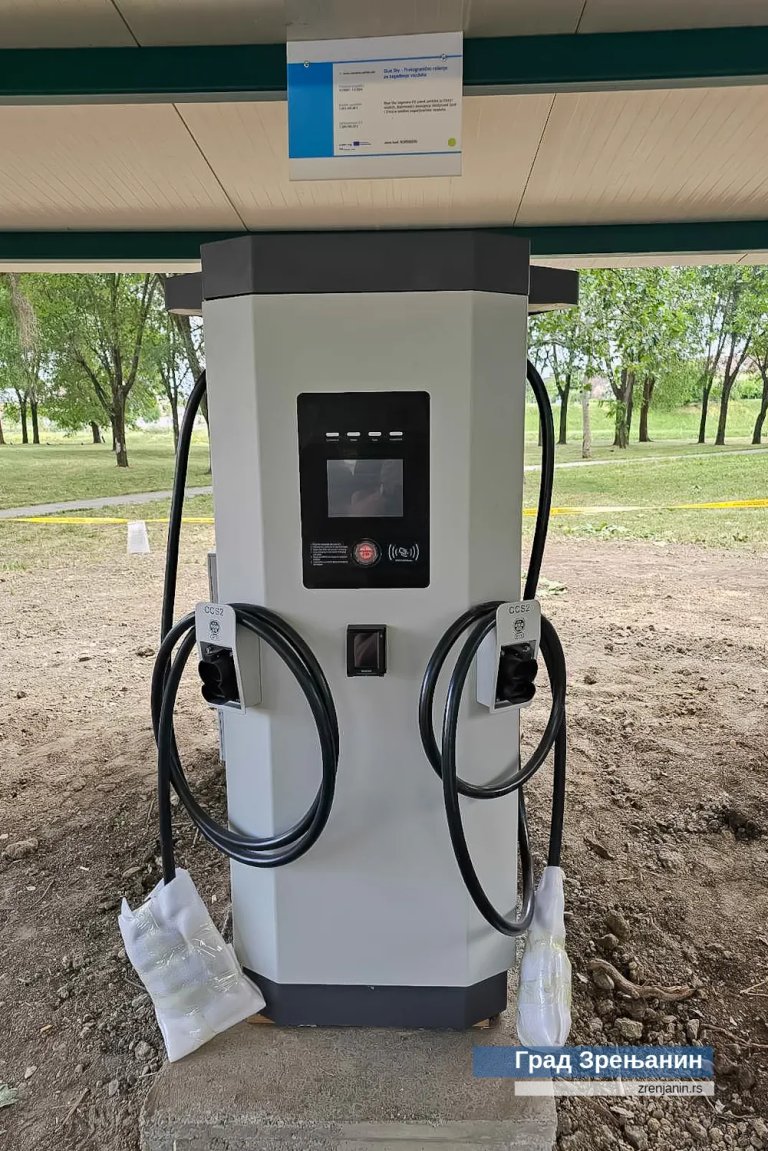 Fotografija: U toku postavljanje punjača za električna vozila na parkingu „Prevlaka“