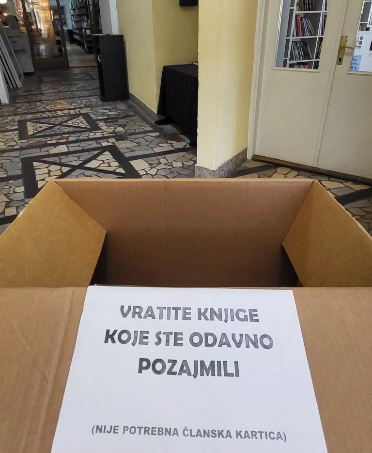 Fotografija: Zrenjaninska biblioteka na ulazu postavila kutiju sa molbom